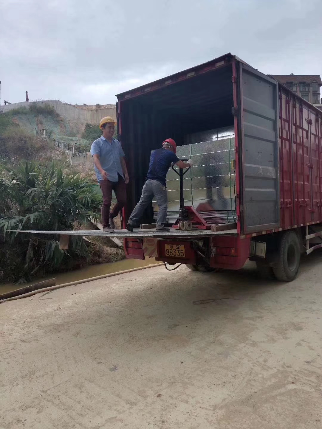 廣州實地墻薇國際電纜橋架進(jìn)場